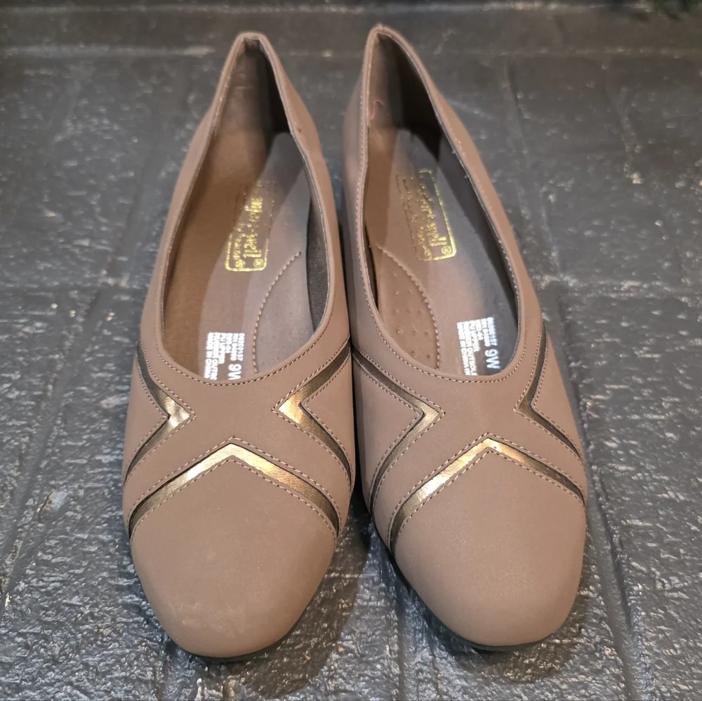 Comfort-Well by Beacon Taupe Wedge Loafers Gold Trim Slip On Shoes Women’s 9W
